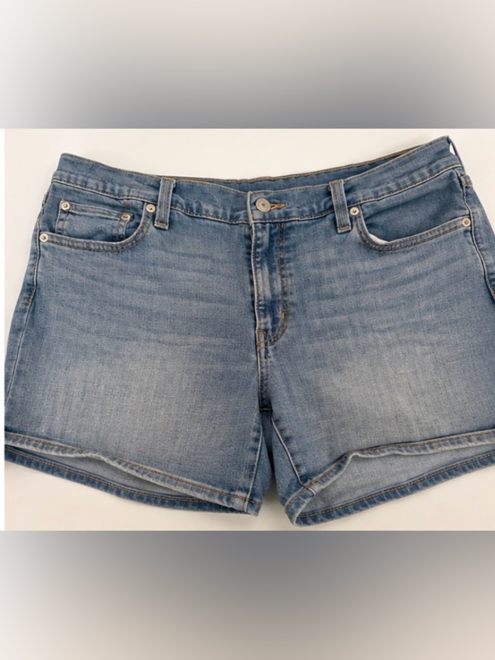 Levi’s Mid Length Denim Shorts – Women’s Size 32 – Light Wash